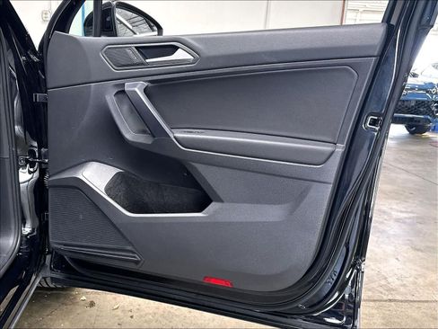 Used 2021 Volkswagen Tiguan SE w/ Panoramic Sunroof Package FWD image 31