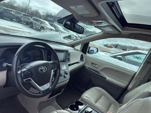 Used 2018 Toyota Sienna XLE w/ XLE Navigation Package image 21