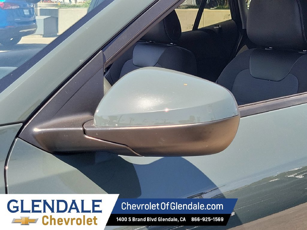 Used 2025 Chevrolet Trax LT FWD image 19