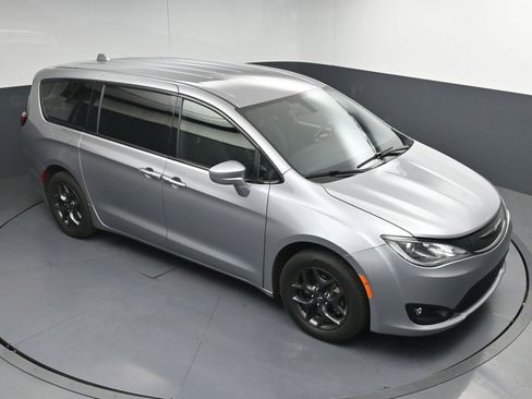 Used 2020 Chrysler Pacifica Touring w/ S Appearance Package FWD image 32