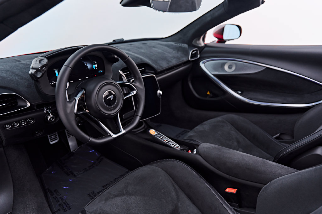Used 2025 McLaren Artura Spider RWD image 2