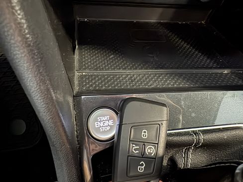 Used 2024 Volkswagen Tiguan SE R-Line image 28