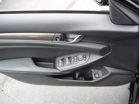 Used 2018 Honda Accord Sport image 9