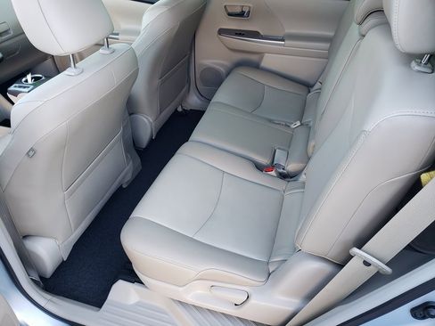 Used 2016 Toyota Prius V image 15