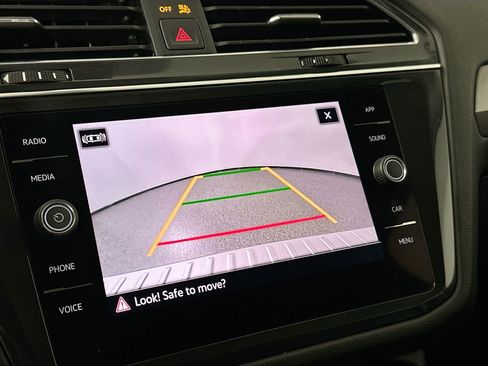 Used 2022 Volkswagen Tiguan SE w/ Panoramic Sunroof Package image 12