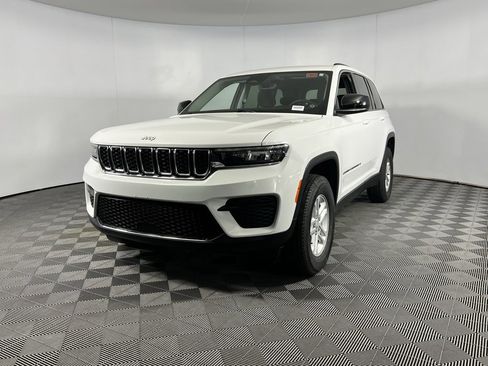 Certified 2023 Jeep Grand Cherokee Laredo image 3