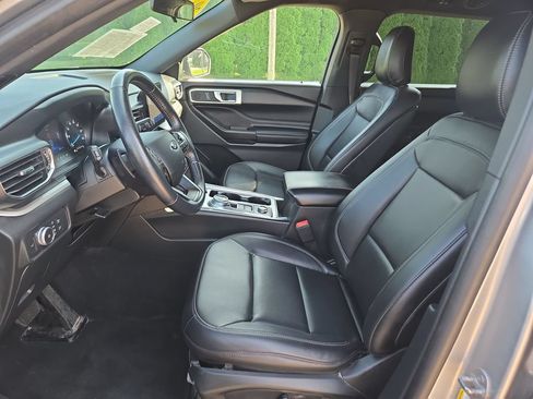 Used 2020 Ford Explorer XLT w/ Equipment Group 202A AWD/4WD image 19