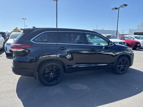Used 2019 Toyota Highlander SE FWD image 4