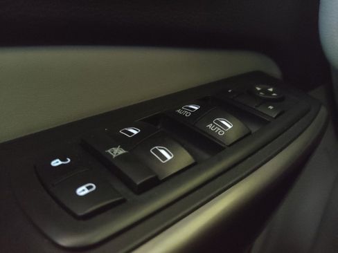 Used 2019 Jeep Cherokee Limited w/ Technology Group FWD image 27