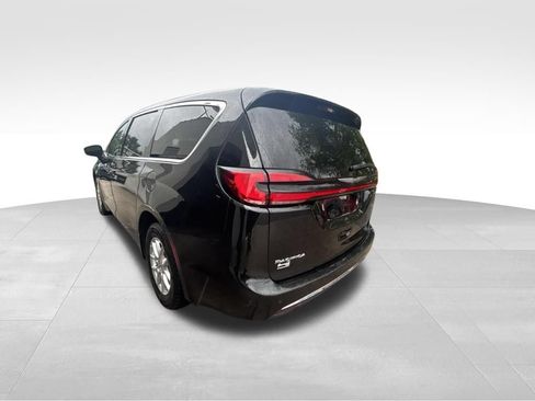 Used 2023 Chrysler Pacifica Touring-L FWD image 4