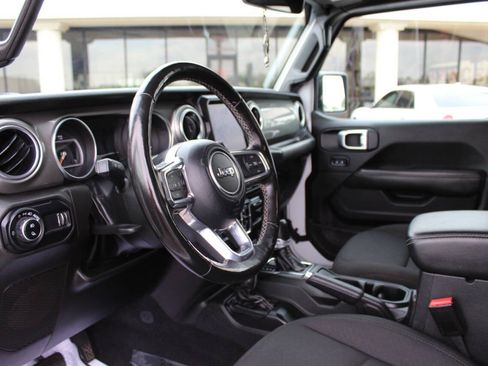 Used 2023 Jeep Gladiator Overland w/ Cold Weather Group AWD/4WD image 9