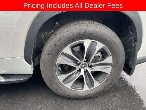 Used 2024 Toyota Highlander XLE AWD/4WD image 4