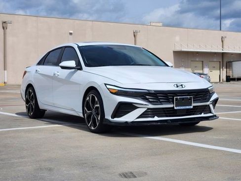 Used 2025 Hyundai Elantra SEL image 3