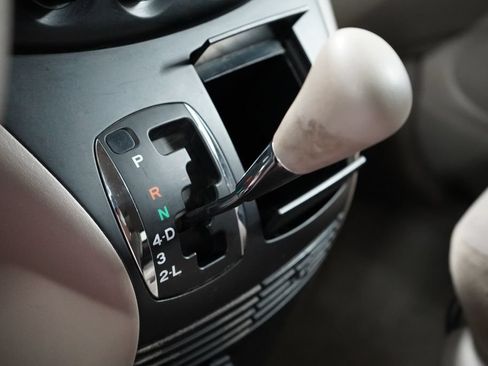 Used 2004 Toyota Sienna LE w/ LE Pkg 1 FWD image 16