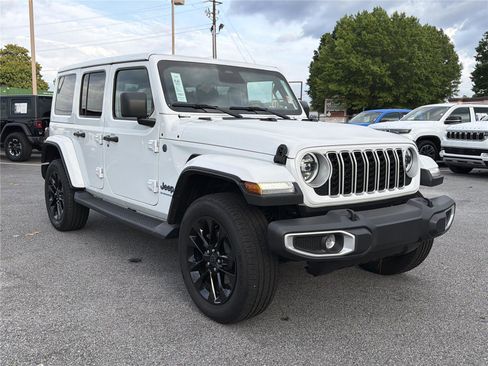 Used 2025 Jeep Wrangler Unlimited Sahara AWD/4WD image 4