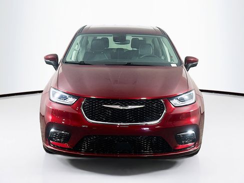 Used 2023 Chrysler Pacifica Touring-L image 2