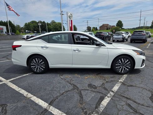 Used 2025 Nissan Altima 2.5 SV FWD image 7