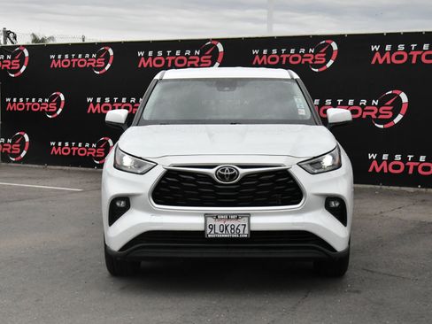 Used 2022 Toyota Highlander LE AWD/4WD image 2
