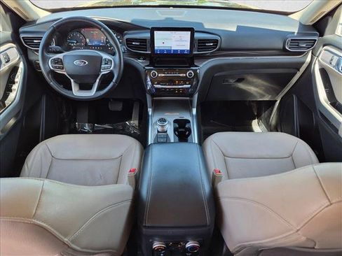 Used 2021 Ford Explorer Limited w/ Equipment Group 301A AWD/4WD image 18