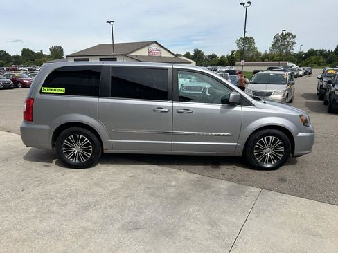 Used 2014 Chrysler Town & Country S FWD image 4