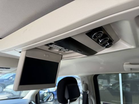 Used 2011 Chrysler Town & Country Touring w/ Entertainment Group #1 FWD image 15
