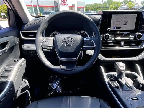 Used 2026 Toyota Highlander XLE AWD/4WD image 6