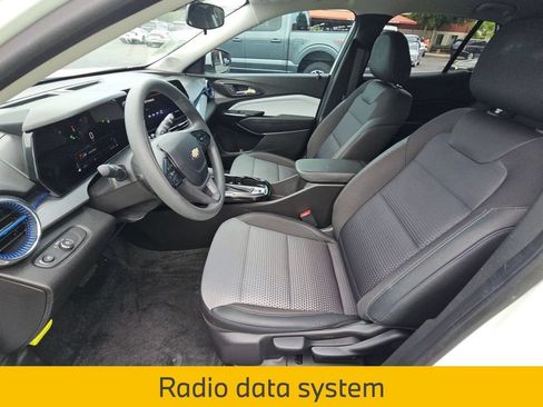 Used 2025 Chevrolet Trax LT FWD image 8