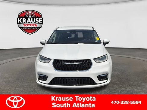 Used 2023 Chrysler Pacifica Touring-L FWD image 2