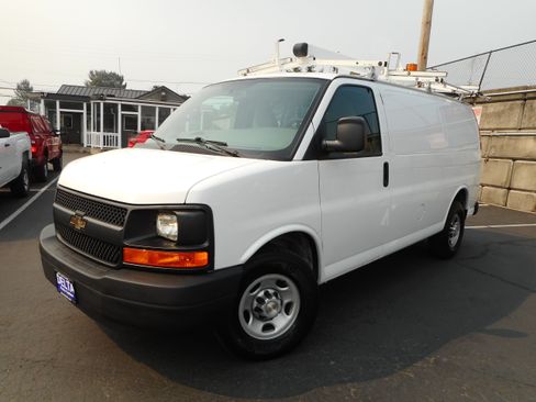 Used 2016 Chevrolet Express 2500 w/ Cold Climate Package RWD image 4