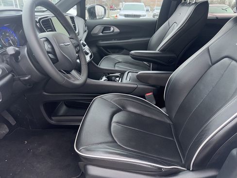 Used 2025 Chrysler Pacifica Limited image 4