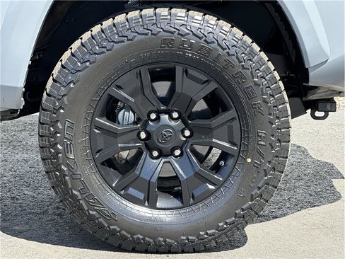 Used 2020 Toyota Tacoma TRD Sport w/ TRD Premium Sport Package AWD/4WD image 29