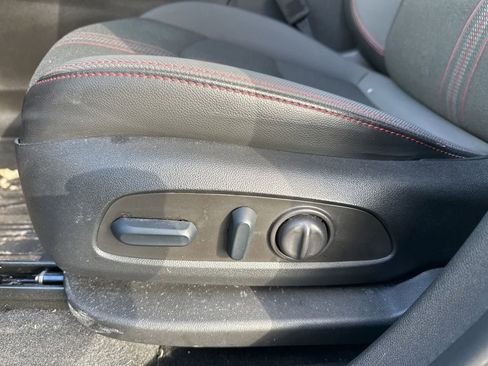 Used 2022 Chevrolet Equinox RS w/ Infotainment Package image 17