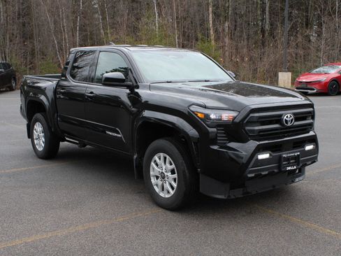 Used 2025 Toyota Tacoma SR5 image 3