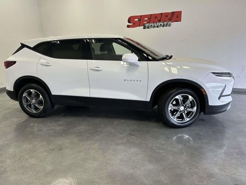 Used 2025 Chevrolet Blazer LT FWD image 2