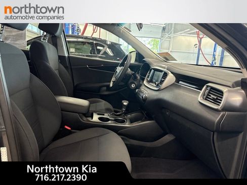 Used 2020 Kia Sorento LX FWD image 16
