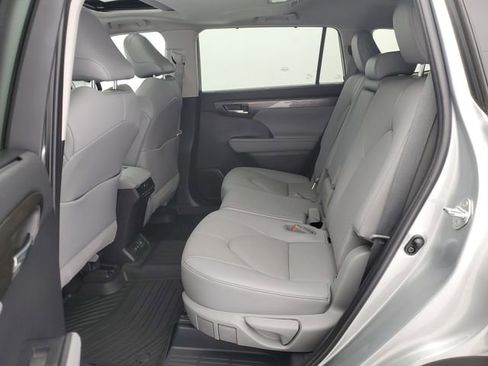 Used 2021 Toyota Highlander Limited image 15