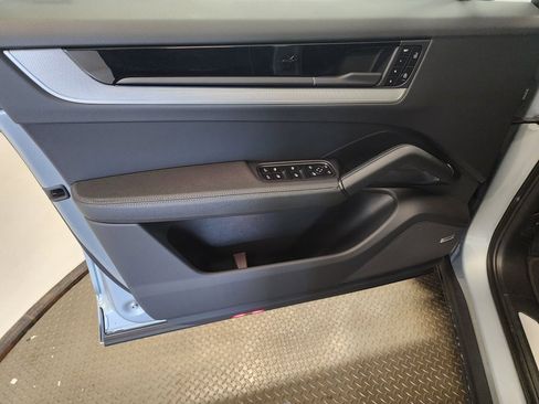 Used 2025 Porsche Cayenne image 6