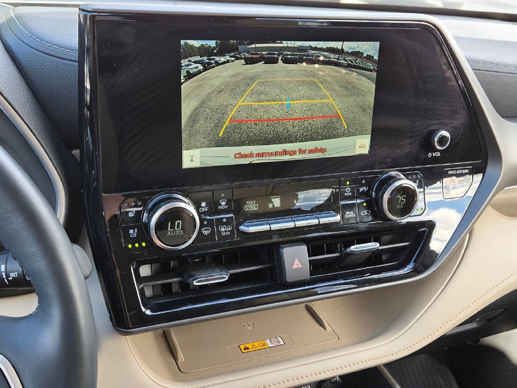 Used 2023 Toyota Highlander Limited FWD image 29