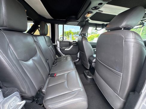 Used 2016 Jeep Wrangler Unlimited Rubicon w/ Connectivity Group AWD/4WD image 9