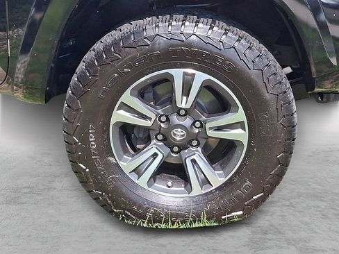 Used 2017 Toyota Tacoma TRD Sport w/ Tow Package AWD/4WD image 6