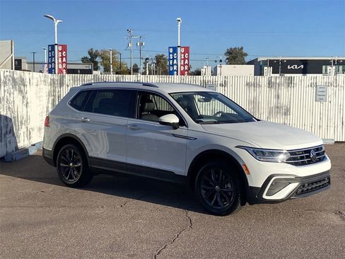 Used 2022 Volkswagen Tiguan SE image 2