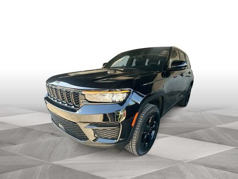 Used 2023 Jeep Grand Cherokee Altitude AWD/4WD image 4
