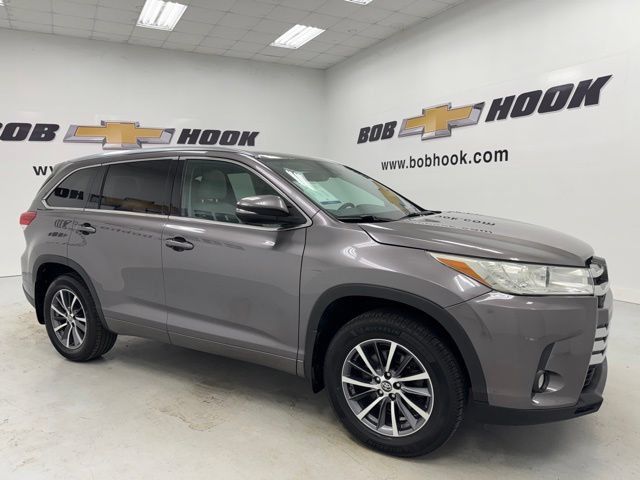 Used 2018 Toyota Highlander XLE AWD/4WD image 3