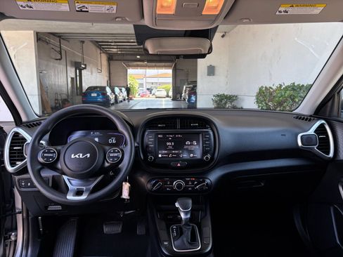 Used 2025 Kia Soul LX w/ LX Technology Package FWD image 31