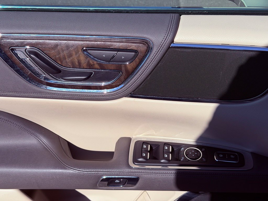 Used 2017 Lincoln Continental Select FWD image 16