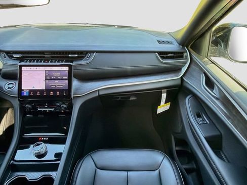 Used 2025 Jeep Grand Cherokee Limited RWD image 18