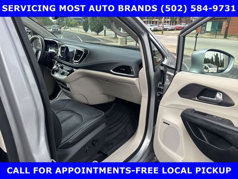 Used 2017 Chrysler Pacifica Limited image 17