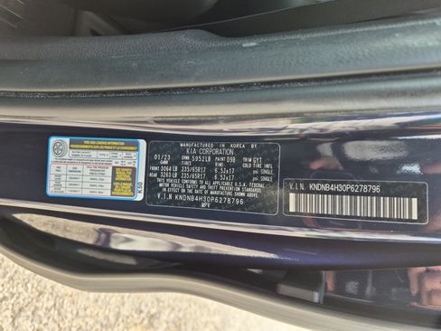 Used 2023 Kia Carnival LX FWD image 27