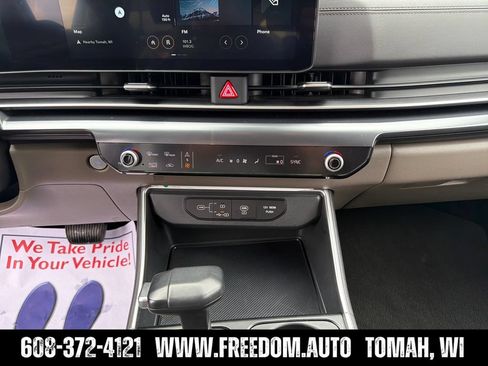 Used 2025 Kia Carnival FWD image 18