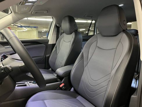 New 2026 Volkswagen Tiguan SE FWD image 19